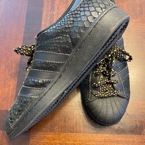 Authentic Samoa adidas in a cute reptile pattern size 8.5
